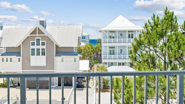 Een kustgebied met woonhuizen, voorzien van puntgevels en een balkon.