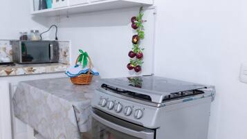 Frigobar, microondas, placa de cocina, utensilios de cocina