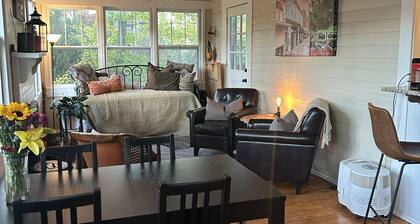 Gorgeous 4-bedroom farmhouse 12 minutes from UGA! Sleeps 8