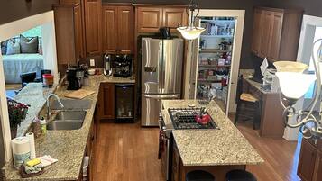 Coffee/tea maker, fridge, microwave, oven