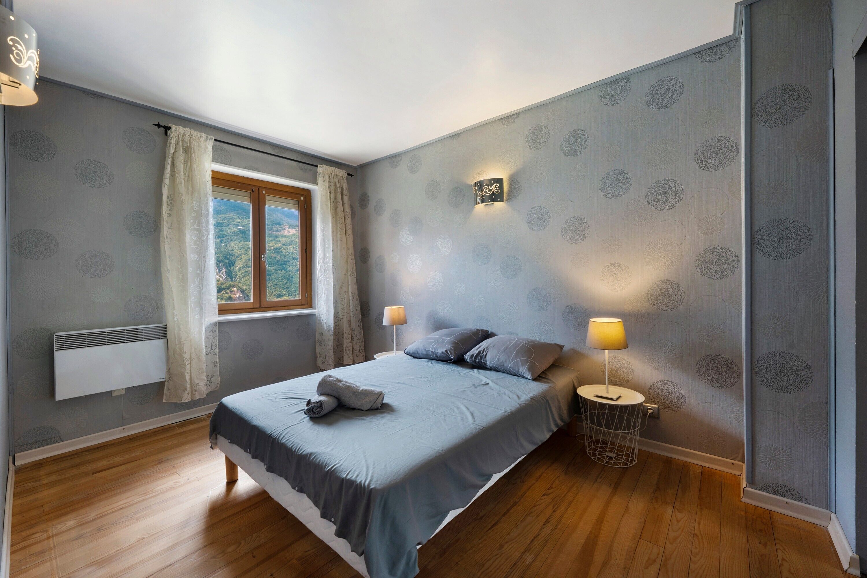 6 bedrooms, iron/ironing board, WiFi, bed sheets