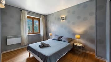 6 bedrooms, iron/ironing board, WiFi, bed sheets