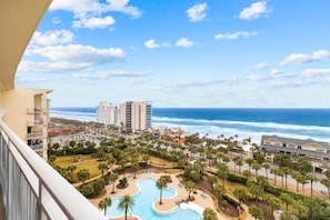 Ein Resort mit Pool, Palmen und Meerblick.