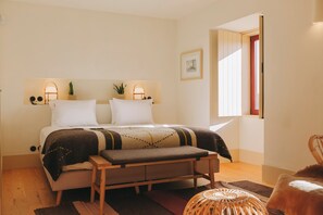 A bedroom with a bed, bedside lamps, a bedside table, a chair, and a window. - Casa Villae Relais & Châteaux - The most charming house in the Dão region (Silvã de Cima)