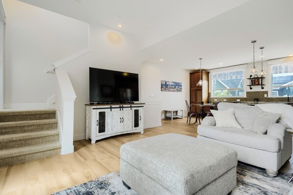 Living area - Central Park Townhome | 30-Day+ | Pets & Garage, Utilities included (Denver)