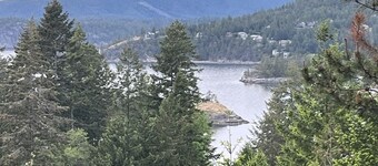 Private  retreat with Ocean Views, Mountain Scenery and Stunning Sunsets
