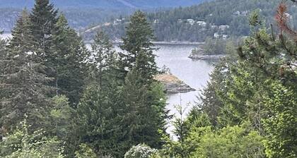 Private retreat with Ocean Views, Mountain Scenery and Stunning Sunsets