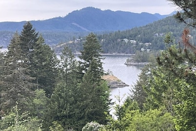 Private  retreat with Ocean Views, Mountain Scenery and Stunning Sunsets