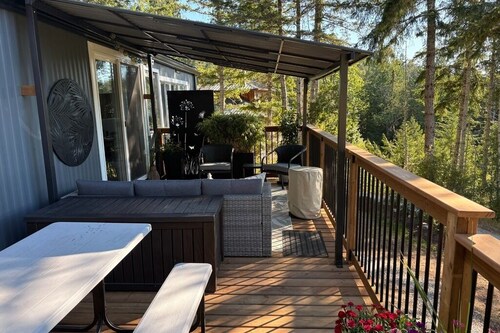 Private retreat with Ocean Views, Mountain Scenery and Stunning Sunsets