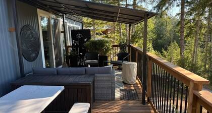 Private retreat with Ocean Views, Mountain Scenery and Stunning Sunsets