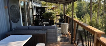 Private retreat with Ocean Views, Mountain Scenery and Stunning Sunsets