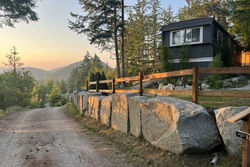 Private retreat with Ocean Views, Mountain Scenery and Stunning Sunsets