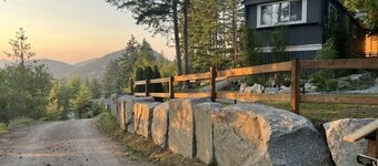 Private  retreat with Ocean Views, Mountain Scenery and Stunning Sunsets