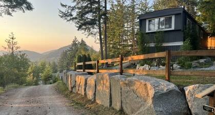 Private retreat with Ocean Views, Mountain Scenery and Stunning Sunsets
