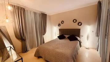 Iron/ironing board, WiFi, bed sheets