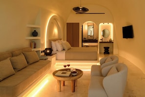 Elegant Suite with Hot Tub and Sea View