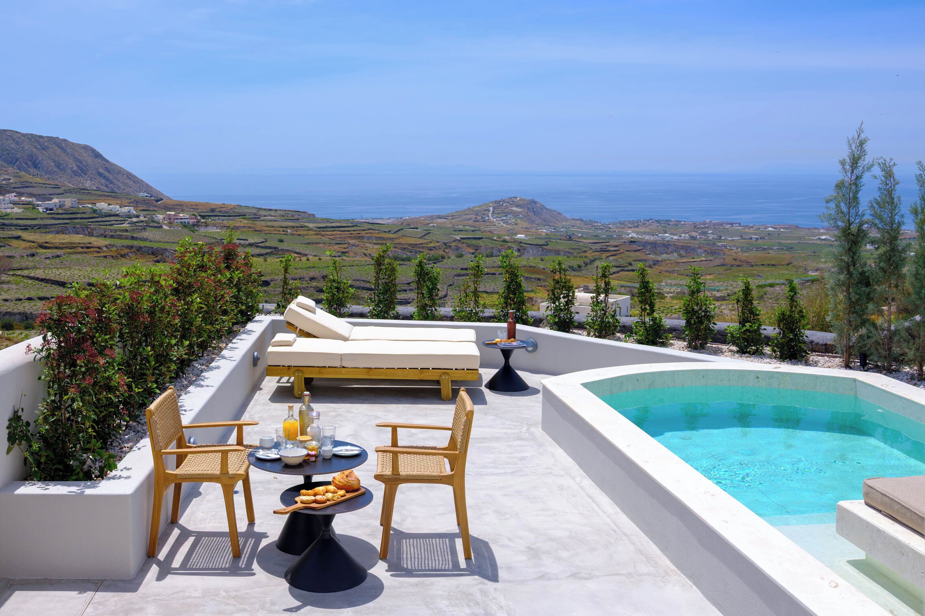 Terraza en la azotea con piscina, sillones de descanso y zona de comedor con vistas al paisaje costero.