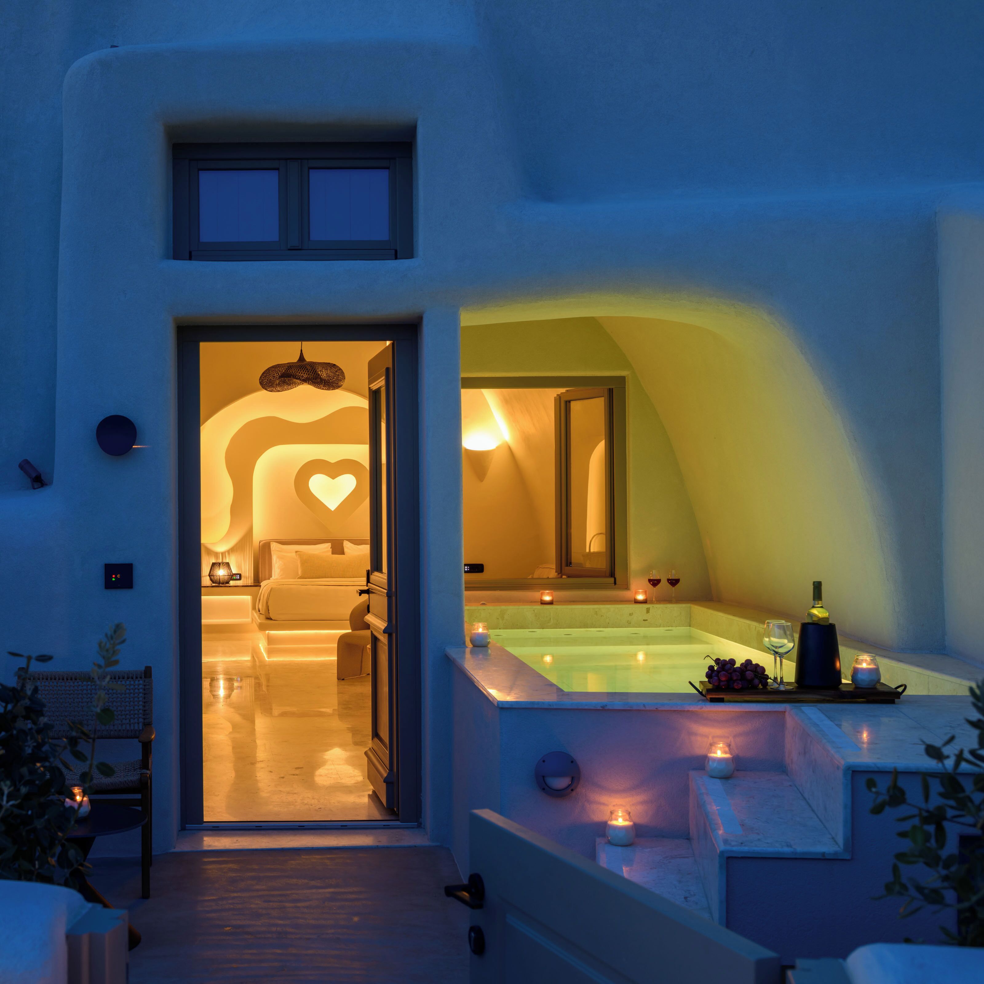 Interior de un hotel con área de spa, habitación y baño.