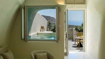 Deluxe Suite with Heated Plunge Pool and Sea View | Living area