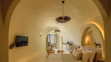 Elegant Suite with Hot Tub and Sea View | Ylelliset vuodevaatteet, memory foam -patjalliset sängyt