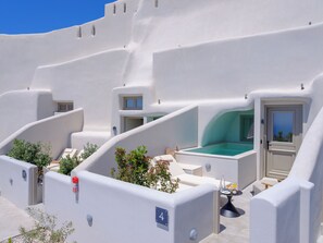 Deluxe Suite with Heated Plunge Pool and Sea View | Terrace/patio - Avelora Suites (Santorini)
