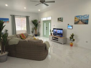 Smart TV - Tropical Oasis with Pool & Outdoor Dining Near Beaches & Oistins Fish Fry (Oistins)