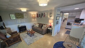 En stue med sofa, sofabord og spiseplads med blåt dug.