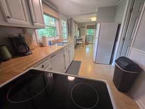 Eine Küche mit Herd, Spüle und Kühlschrank.