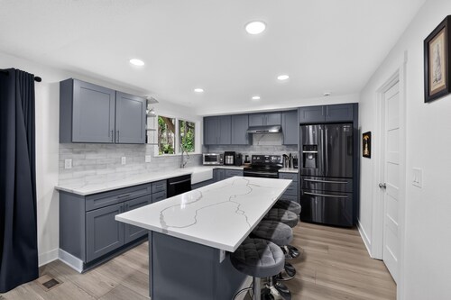 Family Fairview Home | Gorge Access & Covered Deck