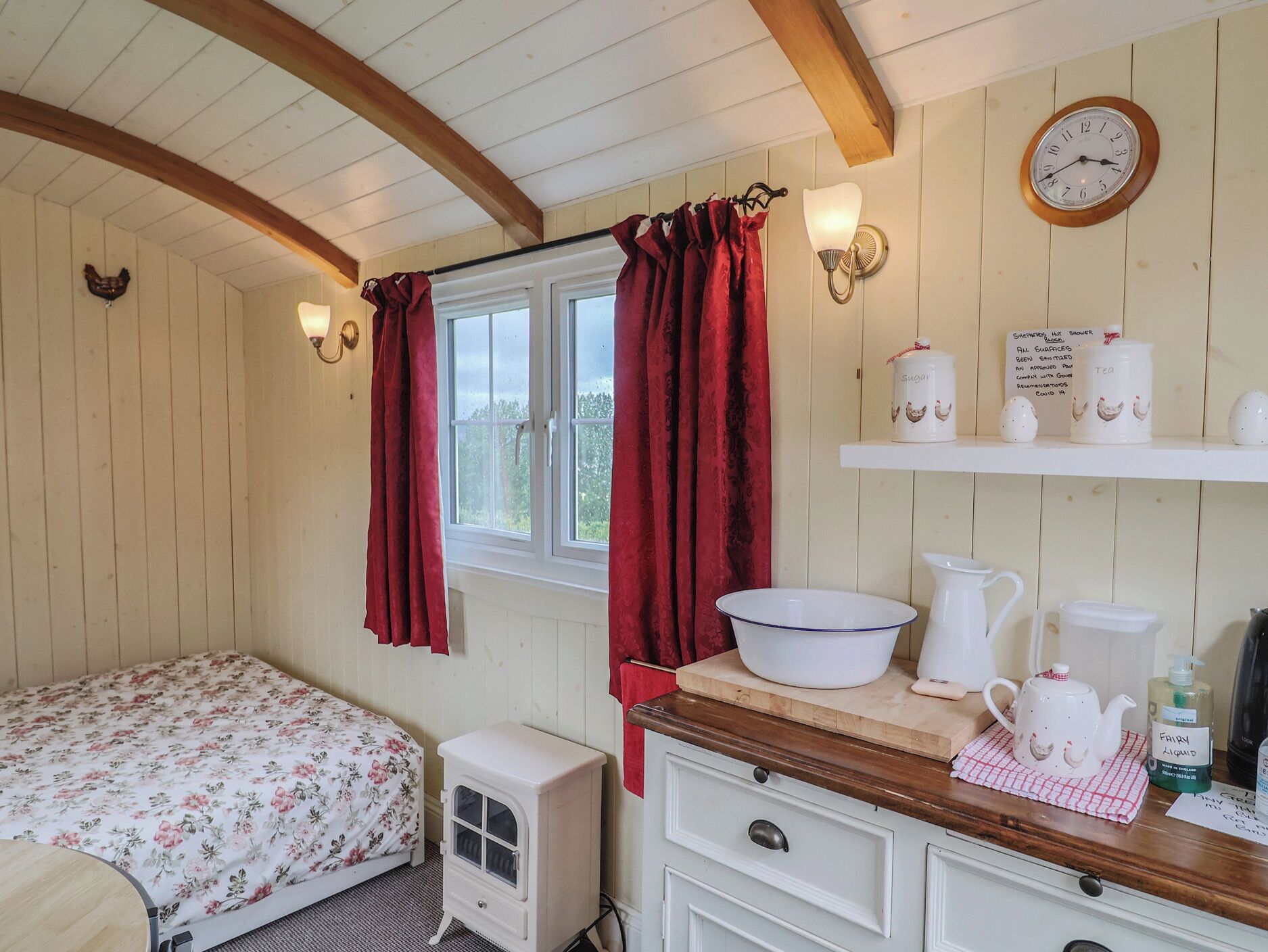 1 bedroom, individually decorated, individually furnished