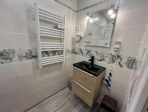 Ducha, secador de pelo, toallas, jabón