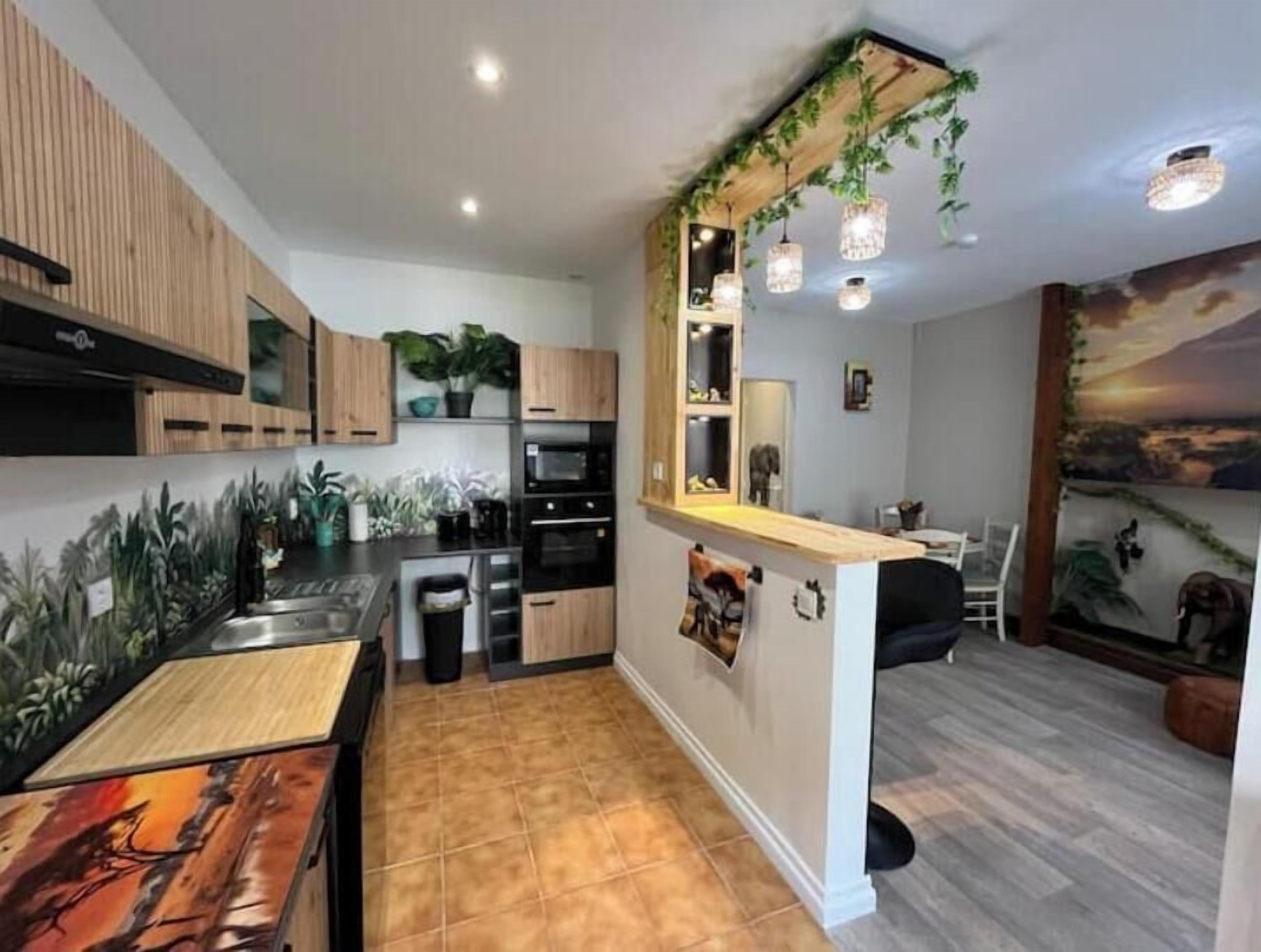 Réfrigérateur, four à micro-ondes, un four, surface de cuisson