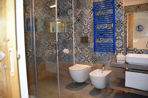 Phòng 3, phòng tắm riêng, quang cảnh sân vườn | Phòng tắm | Đồ dùng nhà tắm miễn phí, máy sấy tóc, khăn tắm, xà phòng 