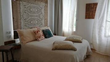Triple Room, Private Bathroom, Courtyard View | Blackout drapes, soundproofing, iron/ironing board, free WiFi