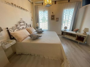 Phòng 3, phòng tắm riêng, quang cảnh sân vườn | Màn/rèm cản sáng, phòng cách âm, bàn ủi/dụng cụ ủi quần áo 