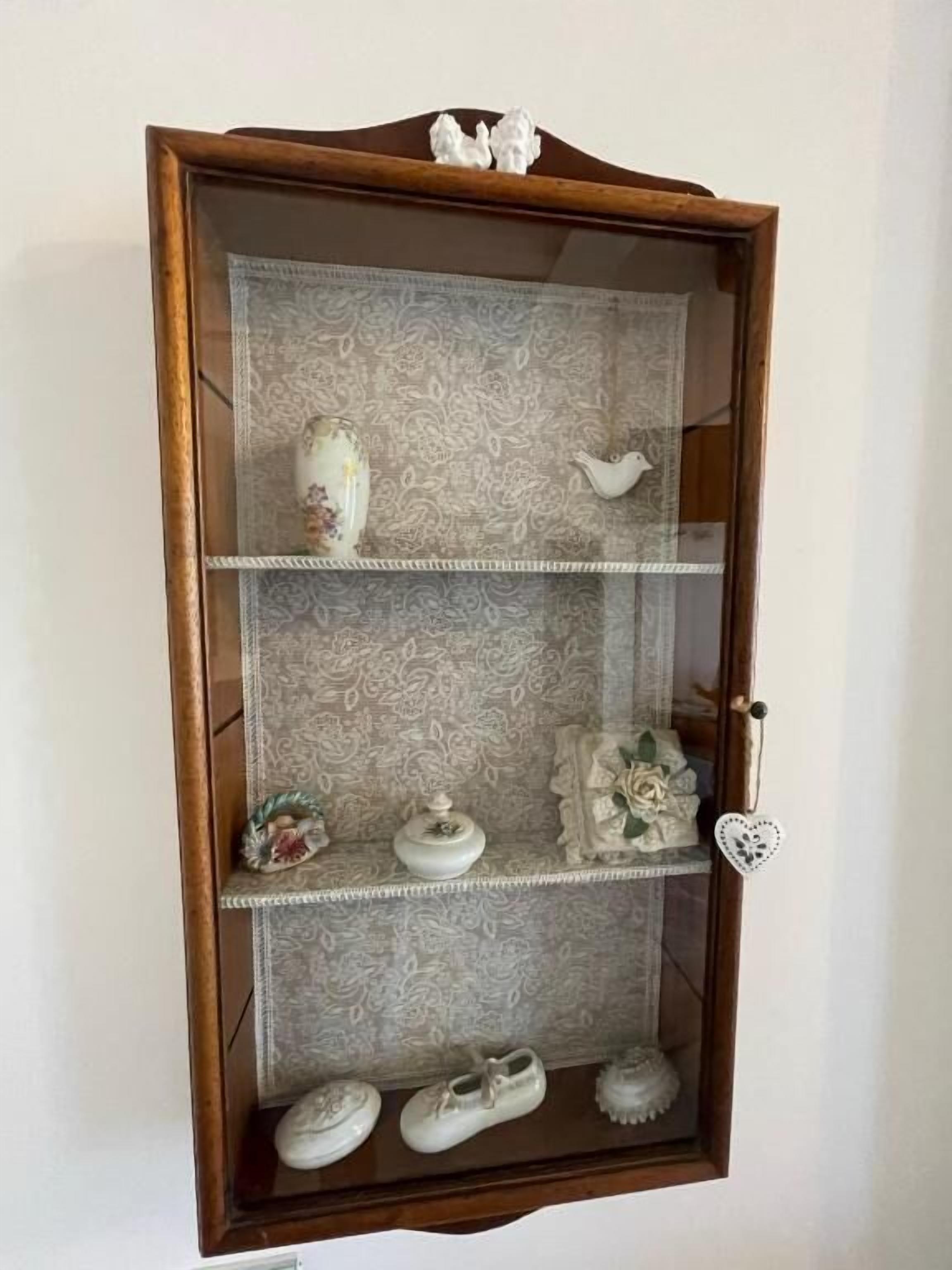 Dreibettzimmer, eigenes Bad, Blick auf den Innenhof | Innendetails