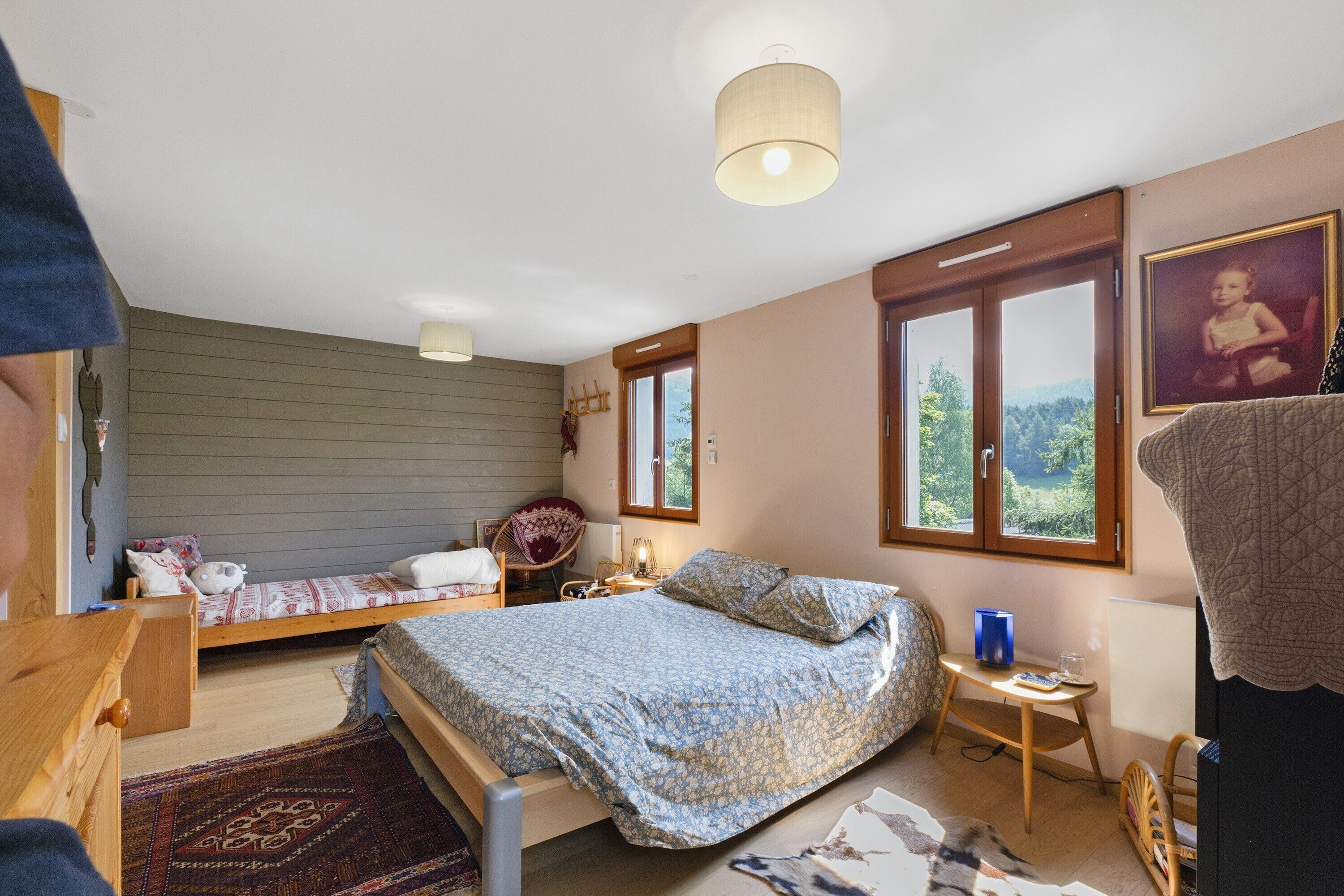 3 chambres, fer et planche à repasser
