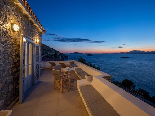 Hydrelion Beachfront Suite, Divine Sea Views, Furnished Terrace, Hydra