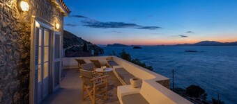 Hydrelion Beachfront Suite, Divine Sea Views, Furnished Terrace, Hydra