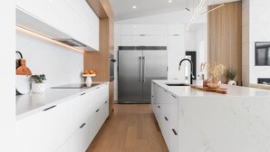 Cafetera i tetera, frigorífic, forn i placa de cuina 