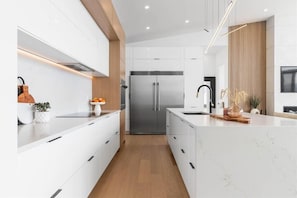 Wasserkocher mit Kaffee-/Teezubehör, Kühlschrank, Ofen, Herdplatte
