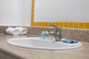 Habitación doble, vista al jardín | Baño