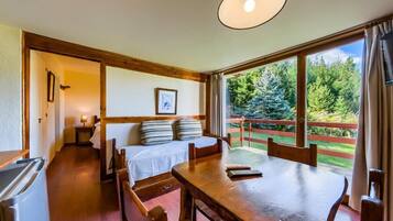 Apartment, Balcony, Mountain View | Bahagian dalam