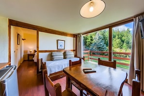 Apartment, Balcony, Mountain View | Bahagian dalam