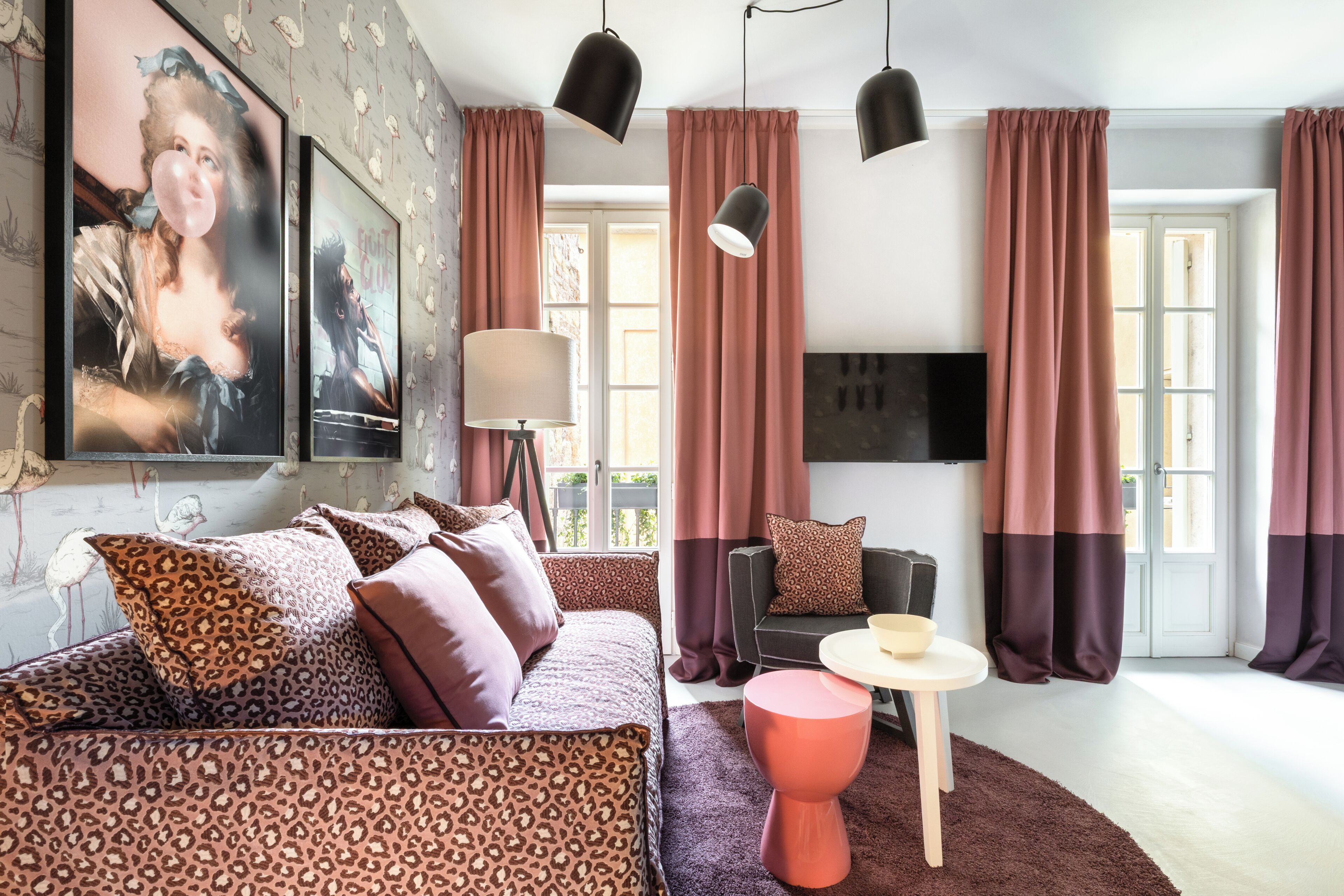 Un salon avec un canapé, une table basse, un téléviseur et une cheminée.