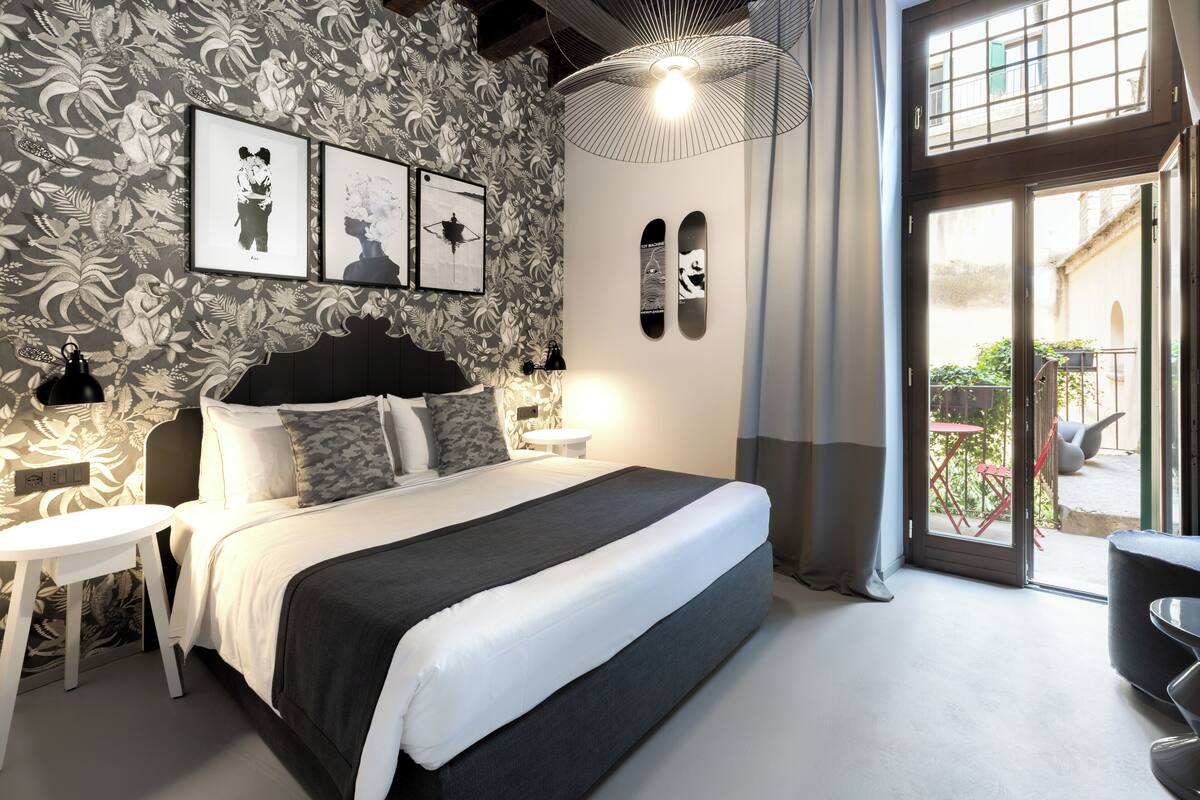 Deluxe Apartment, Balcony A2 | Desk, laptop workspace, free WiFi, bed sheets
