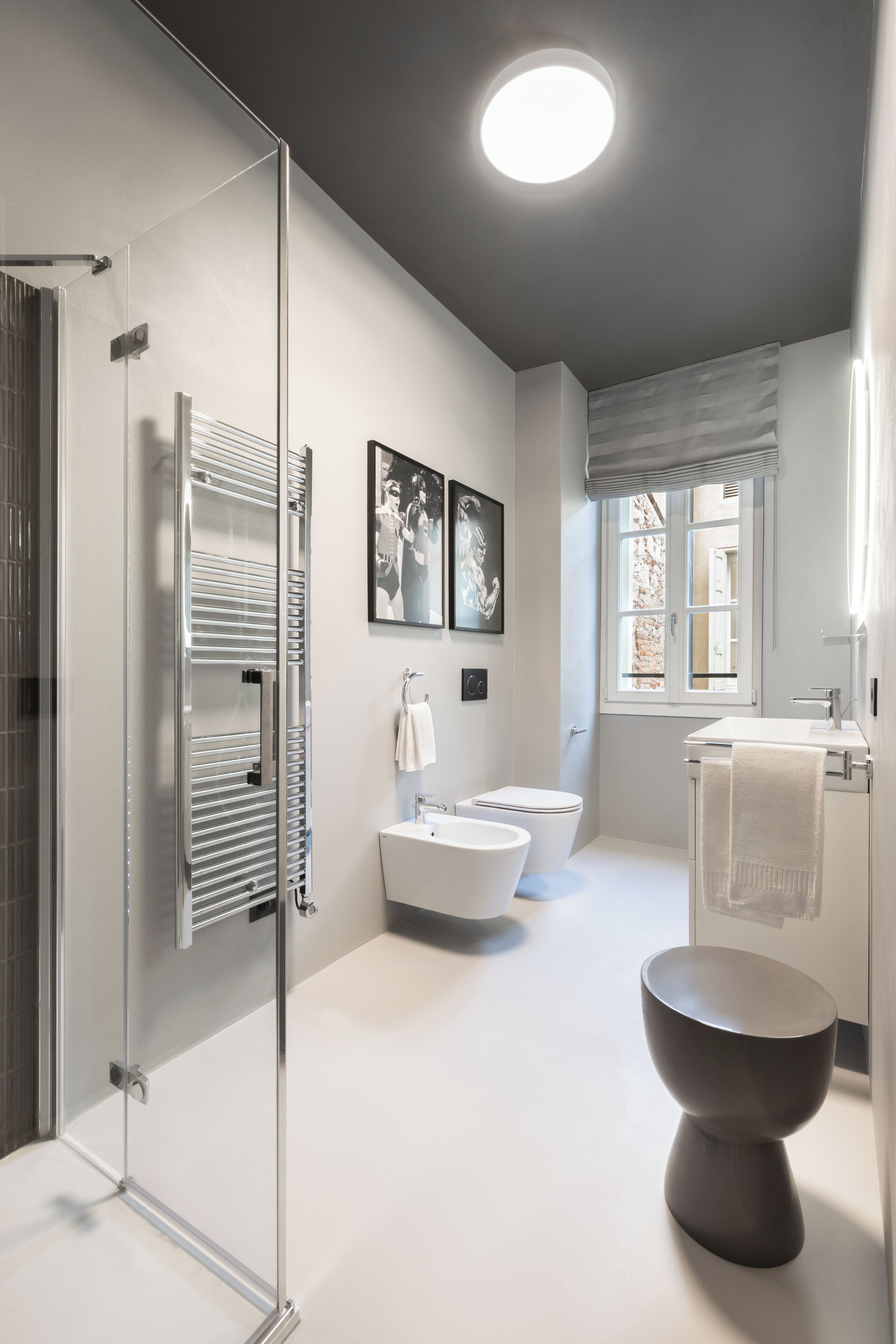 Dusche, Haartrockner, Hausschuhe, Handtücher