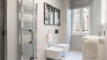 Dusche, Haartrockner, Hausschuhe, Handtücher