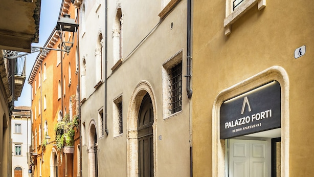 A narrow street with a building labeled 'Palazzo Forte Design Apartments.' - Palazzo Forti Verona Design Apartments (Verona)