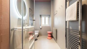 Shower, pengering rambut, sandal, dan handuk